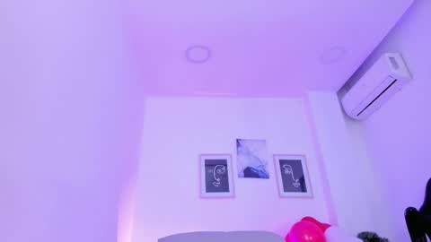 Snapshot of emelie_89 chatting on February 15, 6:12 pm emelie_89 online show from February 15, 6:12 pm