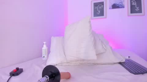 Snapshot of emelie_89 chatting on March 6, 3:02 pm emelie_89 online show from March 6, 3:02 pm
