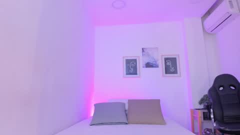 Snapshot of emelie_89 chatting on March 10, 11:55 am emelie_89 online show from March 10, 11:55 am