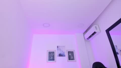 Snapshot of emelie_89 chatting on March 7, 12:01 pm emelie_89 online show from March 7, 12:01 pm