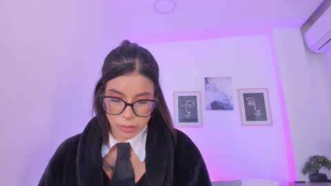 Snapshot of emelie_89 chatting on February 26, 6:04 pm emelie_89 online show from February 26, 6:04 pm
