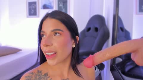 Snapshot of emelie_89 chatting on September 10, 1:34 pm emelie_89 online show from September 10, 1:34 pm