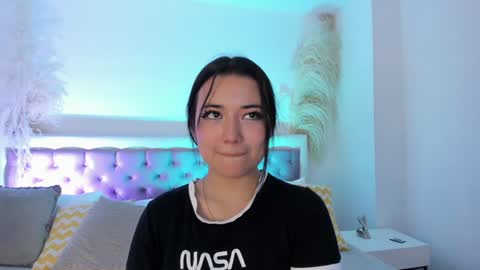 Snapshot of emelyy_carter chatting on January 19, 1:32 am Emy online show from January 19, 1:32 am