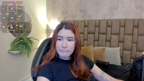 Snapshot of emiilycutex_ chatting on February 19, 12:11 pm online show from February 19, 12:11 pm