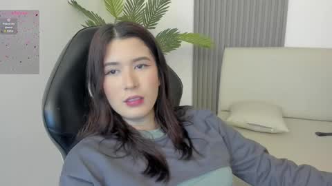 Snapshot of emiilycutex_ chatting on March 7, 12:12 pm online show from March 7, 12:12 pm