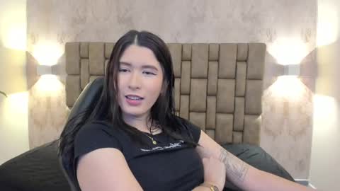 Snapshot of emiilycutex_ chatting on February 24, 12:16 pm online show from February 24, 12:16 pm