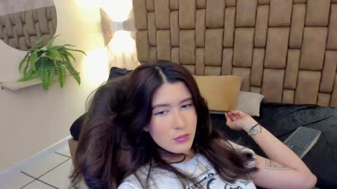 Snapshot of emiilycutex_ chatting on February 25, 12:16 pm online show from February 25, 12:16 pm