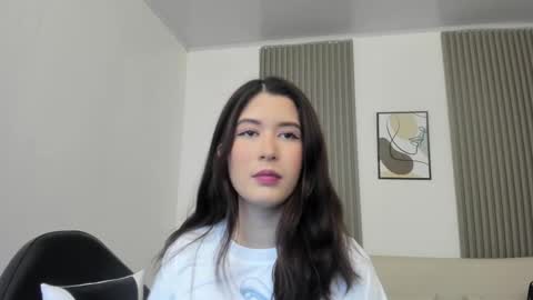 Snapshot of emiilycutex_ chatting on March 12, 12:15 pm online show from March 12, 12:15 pm