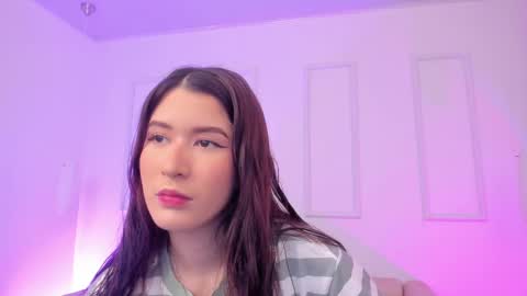Snapshot of emiilycutex_ chatting on March 11, 12:28 pm online show from March 11, 12:28 pm