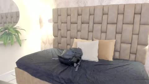 Snapshot of emiilycutex_ chatting on February 15, 12:11 pm online show from February 15, 12:11 pm