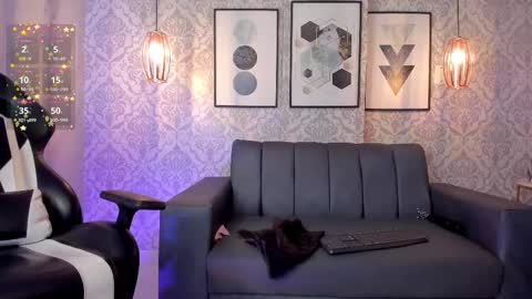 Snapshot of emiilycutex_ chatting on February 17, 6:28 pm online show from February 17, 6:28 pm