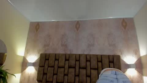 Snapshot of emiilycutex_ chatting on March 1, 12:23 pm online show from March 1, 12:23 pm