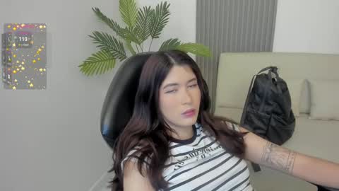 Snapshot of emiilycutex_ chatting on March 6, 12:09 pm online show from March 6, 12:09 pm