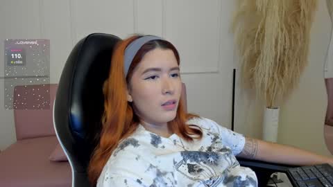 Snapshot of emiilycutex_ chatting on February 4, 12:11 pm online show from February 4, 12:11 pm