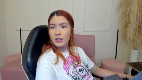 Snapshot of emiilycutex_ chatting on February 6, 12:15 pm online show from February 6, 12:15 pm