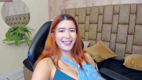 Snapshot of emiilycutex_ chatting on February 11, 12:15 pm online show from February 11, 12:15 pm