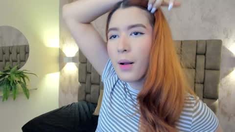 Snapshot of emiilycutex_ chatting on February 13, 12:11 pm online show from February 13, 12:11 pm