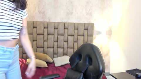 Snapshot of emiilycutex_ chatting on February 21, 12:06 pm online show from February 21, 12:06 pm