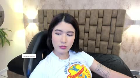 Snapshot of emiilycutex_ chatting on February 22, 12:18 pm online show from February 22, 12:18 pm
