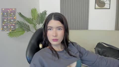 Snapshot of emiilycutex_ chatting on March 5, 12:11 pm online show from March 5, 12:11 pm