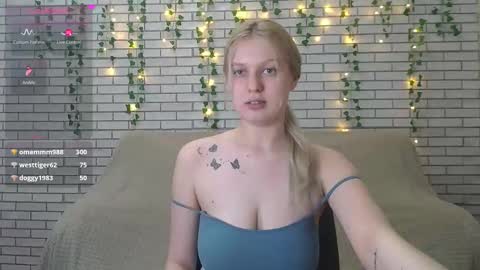 Snapshot of emiliaduchess chatting on February 12, 12:01 pm Amili online show from February 12, 12:01 pm