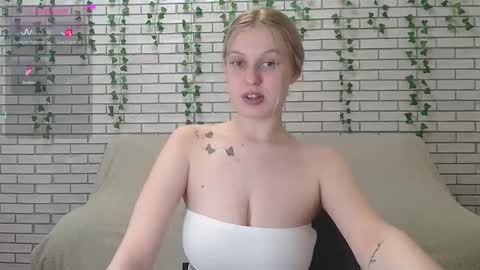 Snapshot of emiliaduchess chatting on February 4, 12:22 pm Amili online show from February 4, 12:22 pm