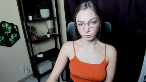 Snapshot of emilly_xkiss chatting on February 19, 6:32 pm Emilly online show from February 19, 6:32 pm