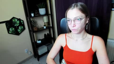 Snapshot of emilly_xkiss chatting on February 6, 6:24 pm Emilly online show from February 6, 6:24 pm