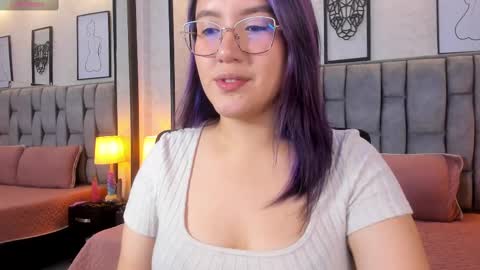 Snapshot of emily_5weet chatting on March 1, 3:43 am Emily online show from March 1, 3:43 am