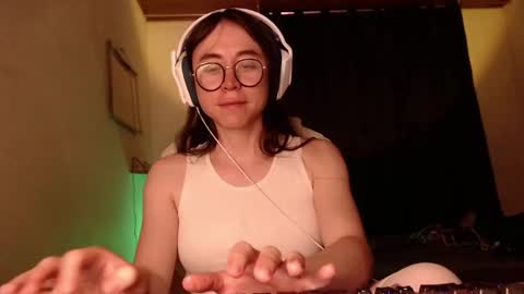 Snapshot of emily_pearl_ chatting on December 8, 2:35 am emily_pearl_ online show from December 8, 2:35 am