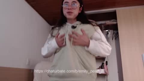 Snapshot of emily_pearl_ chatting on February 20, 7:52 pm emily_pearl_ online show from February 20, 7:52 pm