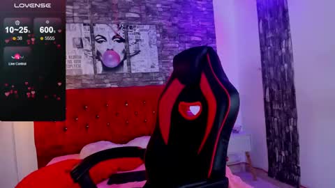 Snapshot of emily_sc chatting on February 17, 1:22 pm emily_sc online show from February 17, 1:22 pm