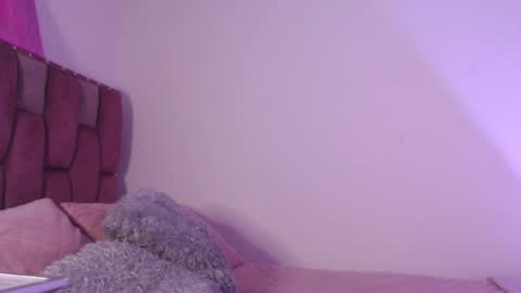 Snapshot of emily_w2 chatting on March 3, 2:15 am emily_w2 online show from March 3, 2:15 am
