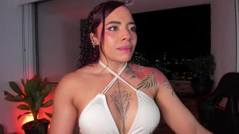 Snapshot of emilyfitness8 chatting on December 4, 4:37 am emily online show from December 4, 4:37 am