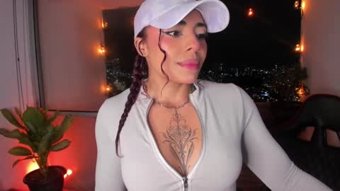 Snapshot of emilyfitness8 chatting on December 23, 3:18 am emily online show from December 23, 3:18 am
