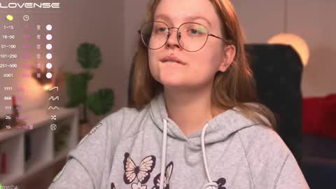 Snapshot of emilyforelsket chatting on February 26, 1:43 pm Emily online show from February 26, 1:43 pm