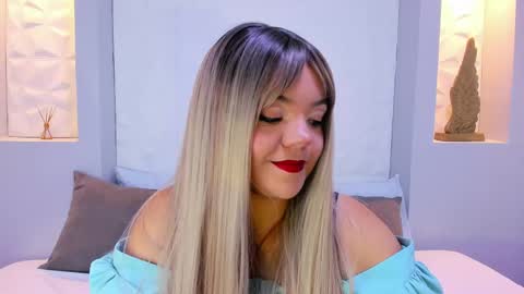 Snapshot of emilyrouss_ chatting on February 24, 7:19 pm EMILY online show from February 24, 7:19 pm