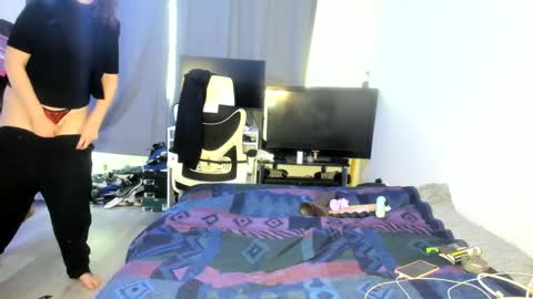 Snapshot of emliyjamesmjb chatting on February 12, 12:44 pm emliyjamesmjb online show from February 12, 12:44 pm