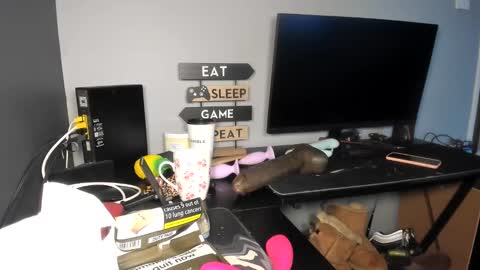 Snapshot of emliyjamesmjb chatting on February 25, 2:58 pm emliyjamesmjb online show from February 25, 2:58 pm