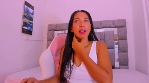 Snapshot of emma_lorense chatting on March 2, 12:43 pm Emma online show from March 2, 12:43 pm