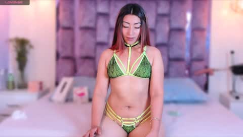 emmanaughty_ online show from December 11, 10:06 pm
