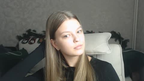 Snapshot of emysway chatting on January 7, 2:51 pm EmySway online show from January 7, 2:51 pm