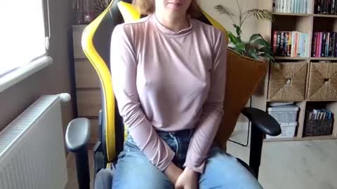 Snapshot of erotic_vibe chatting on February 28, 12:20 pm Melissa online show from February 28, 12:20 pm