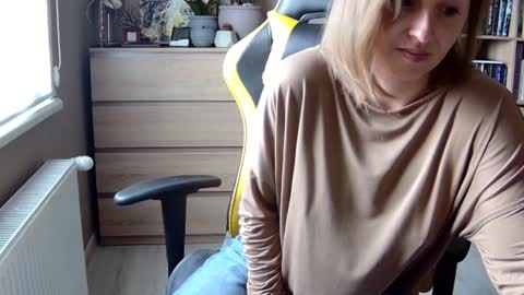 Snapshot of erotic_vibe chatting on February 9, 11:14 am Melissa online show from February 9, 11:14 am