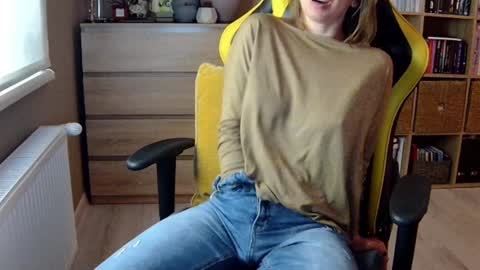 Snapshot of erotic_vibe chatting on February 5, 4:36 pm Melissa online show from February 5, 4:36 pm