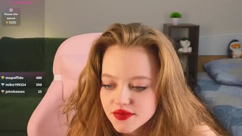 Snapshot of eveleen_soleen chatting on December 15, 2:08 am Eveleen online show from December 15, 2:08 am
