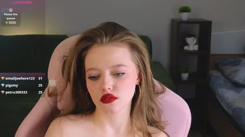 Snapshot of eveleen_soleen chatting on December 11, 11:43 pm Eveleen online show from December 11, 11:43 pm