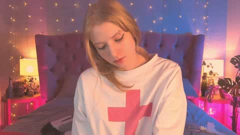 Snapshot of fluffy_ice chatting on March 7, 7:19 am Mia online show from March 7, 7:19 am