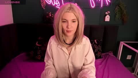 Snapshot of fluffy_monica chatting on March 3, 7:32 am Monica online show from March 3, 7:32 am