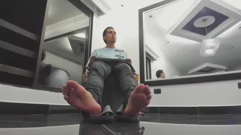 foot_master777 online show from February 15, 2:37 am